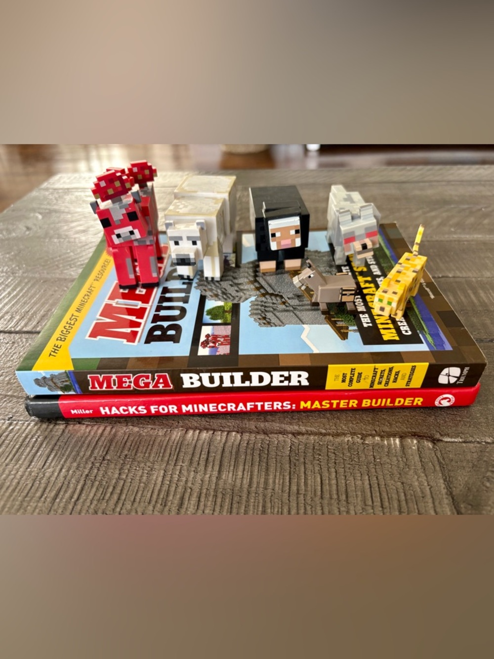 Minecraft Master Builder Bundle - 2 Books & 6 Animal Figures Set